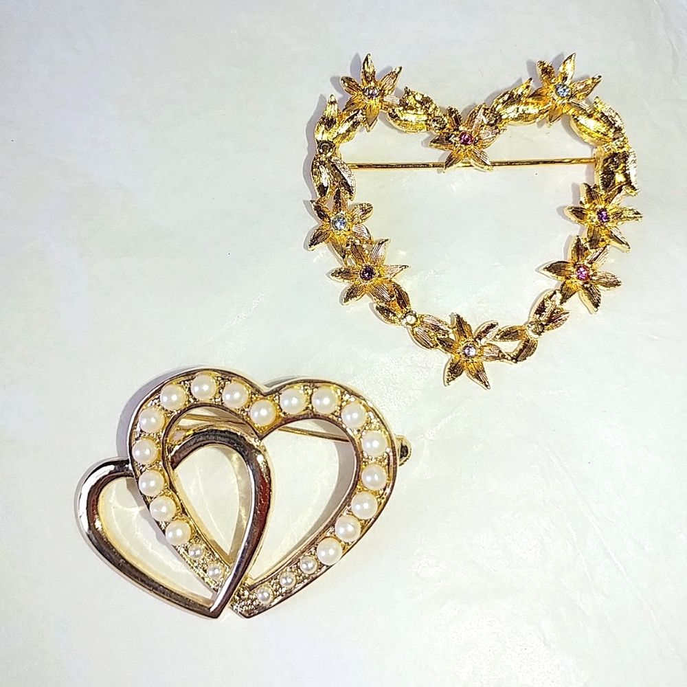 2 HEART BROOCHES - LIZ CLAIBORNE & ROMAN - PEARL & FLORAL - Picture 1 of 7